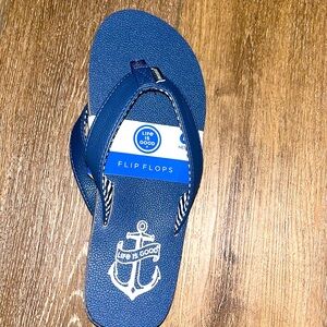 NWT! Men’s Life is Good Flip Flops. Size 8. Navy with white stripes inside.